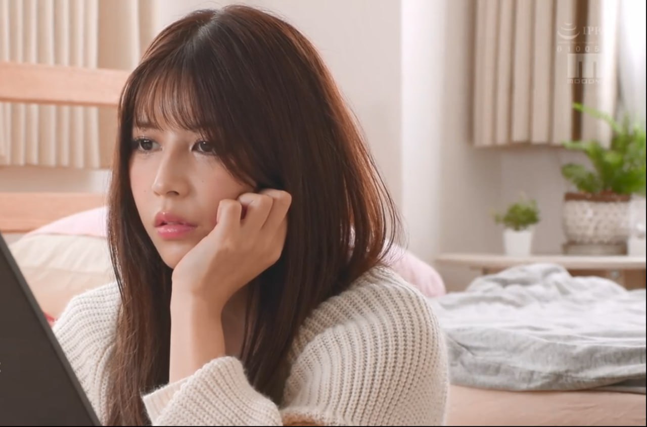 趁女同桌午休扒开腿揉她胸メイリン モデルコレクション メ,趁女...